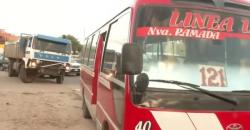 Varios lesionados por el choque de un camión a un micro en la avenida Bolivia y sexto anillo