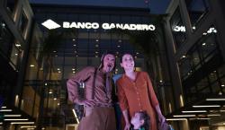 El Banco Ganadero convierte su edificio central en un escenario para la obra El Turista