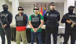 Capturan a tres sujetos que llevaban en una conservadora un fusil AR-15 valuado en $us 5.500