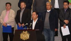 Arce garantiza desde el lunes abastecimiento de combustible y prohíbe a YPFB el uso de activos virtuales