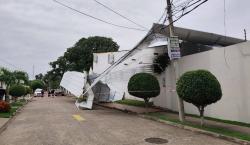 Cae el techo de una iglesia por fuertes vientos en Santa Cruz