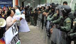 Evistas llegan en marcha al TED de Santa Cruz donde sesionan los vocales del TSE