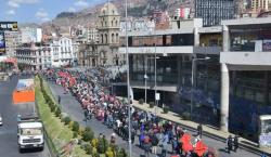 Campesinos, gremiales y carniceros colapsan el centro de La Paz y protestan contra la crisis