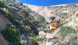 Cisterna boliviana con petróleo se desploma 200 metros en Chile: tragedia y muerte del conductor