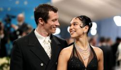 Dua Lipa confirma su compromiso con el actor Callum Turner