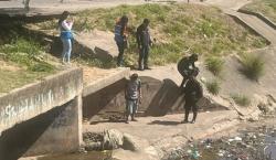 Hallan en un canal de drenaje a un hombre sin vida con un disparo en la cabeza