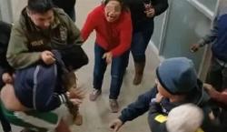 Sentencian a delincuentes por robo y violación; familia y vecinos les propinan golpiza tras la audiencia