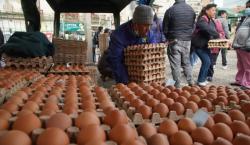 El precio del huevo se dispara a Bs 1,50 la unidad y el maple hasta 45 bolivianos en La Paz