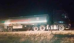 Conductor de cisterna arrollado por su propio vehículo en un intento de reparación mecánico