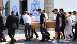 Las devastadoras imágenes de la esposa y madre de Diogo Jota en el funeral del jugador y su hermano