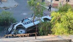 Camioneta policial choca dos árboles y vuelca en la zona Sopocachi