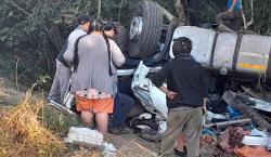 Un bebé muere tras vuelco de un camión en San José; sus padres quedaron heridos