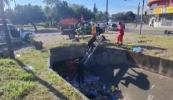 Hallan a un hombre sin vida dentro de un canal de drenaje