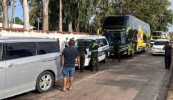 Muere chofer de bus mientras esperaba en la fila para cargar combustible en Santa Cruz