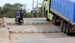 Quejas de vecinos y conductores por rompemuelles colocados en una subida
