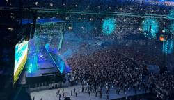 Hombre muere al caer en concierto de Oasis en Wembley
