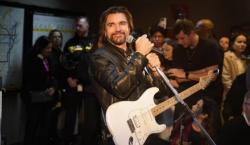 Juanes sorprendió a más de 1.500 personas con un show gratuito en el subte de Buenos Aires