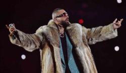 Maluma interrumpe su concierto para reprender a una fan que llevó a su bebé de un año