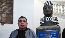 “Un pedófilo, corrupto, narco político y fraudulento”: Astorga viste de preso el busto de Evo Morales
