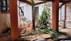 Fuertes vientos de hasta 80 km/h provocan caída de bardas y techos en Santa Cruz y Tarija