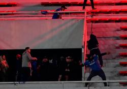Suspenden partido entre Independiente y U de Chile por graves incidentes