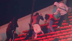 ¡Terror en Argentina! Un hincha chileno cae al vacío y varios quedaron gravemente heridos