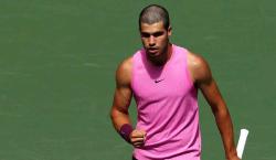 Alcaraz venció a Darderi, preocupó con una molestia física pero avanzó a la segunda semana del US Open