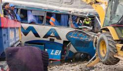 Flota se embarranca en la carretera Potosí-Oruro y deja 2 fallecidos y más de 20 heridos