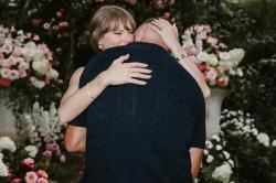 Legendaria banda de rock se ofreció a tocar en la boda de Taylor y Travis 