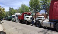 Filas interminables de autos en el eje central: la crisis del diésel que no cesa