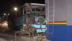 Chofer escapa tras impactar bus en peaje de Santa Cruz: al menos 12 heridos en el incidente
