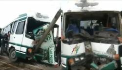 Choque de micro contra un poste en carretera a Cotoca deja seis heridos