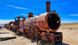 Sancionan ley que declara patrimonio a las locomotoras y vagones del Cementerio de Trenes de Uyuni
