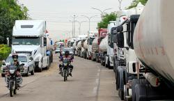 Denuncian que hay 500 cisternas cargados con combustibles hace días en Palmasola