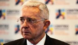 Revocan condena contra Uribe por soborno y fraude procesal