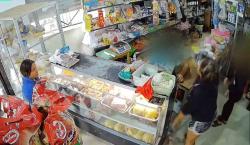 Una mujer agrede físicamente a un niño que atendía una tienda y se disculpa tras ser expuesta por las cámaras