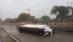 Santa Cruz amanece en medio de una intensa lluvia, con calles y avenidas colapsadas