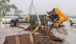 Carretera Warnes – Montero: Tráiler choca contra separadores de vía, el conductor logra salir con vida