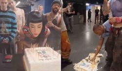 Katy Perry recibe críticas por destrozar su torta de cumpleaños: Sus bailarines comieron trozos del suelo