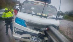Un minibús choca contra una baranda de metal en los Yungas, hay tres personas fallecidas