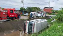 Conductor huye tras accidente: Un micro termina en un canal de drenaje