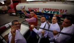 Paz lideró ingreso de convoy de cisternas hacia Senkata y anunció normalización del suministro de combustibles