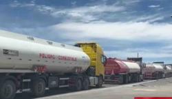 Decenas de cisternas con combustibles hacen fila para ingresar al país por la frontera con Chile