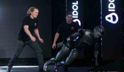 Primer robot humanoide ruso se cae a segundos de su debut