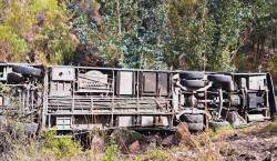 Bus se precipita por un barranco en la nueva carretera Cochabamba-Santa Cruz: Al menos cuatro personas heridas