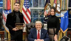 Trump entrega la llave de oro a Cristiano Ronaldo