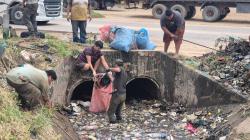 Vecinos limpian por su cuenta un canal de drenaje ante la falta de respuesta de la alcaldía