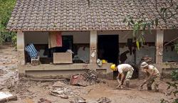 En Samaipata siguen sacando el lodo de las casas y calcula 1.138 familias afectadas