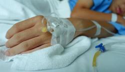 Estudiante acaba en el hospital tras negarse a consumir drogas en su colegio