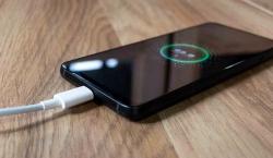 Conoce el dispositivo que permite cargar un celular Android o iPhone sin electricidad